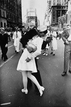 Legendary_kiss_V–J_day_in_Times_Square_Alfred_